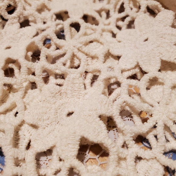 3/$15 | Cropped Crotchet Top - Picture 4 of 6